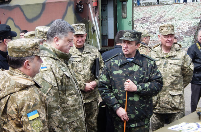 Президент України Петро Порошенко оглянув проекти компанії UA.RPA в рамках показового заняття у військовій частині с. Дівички (3)